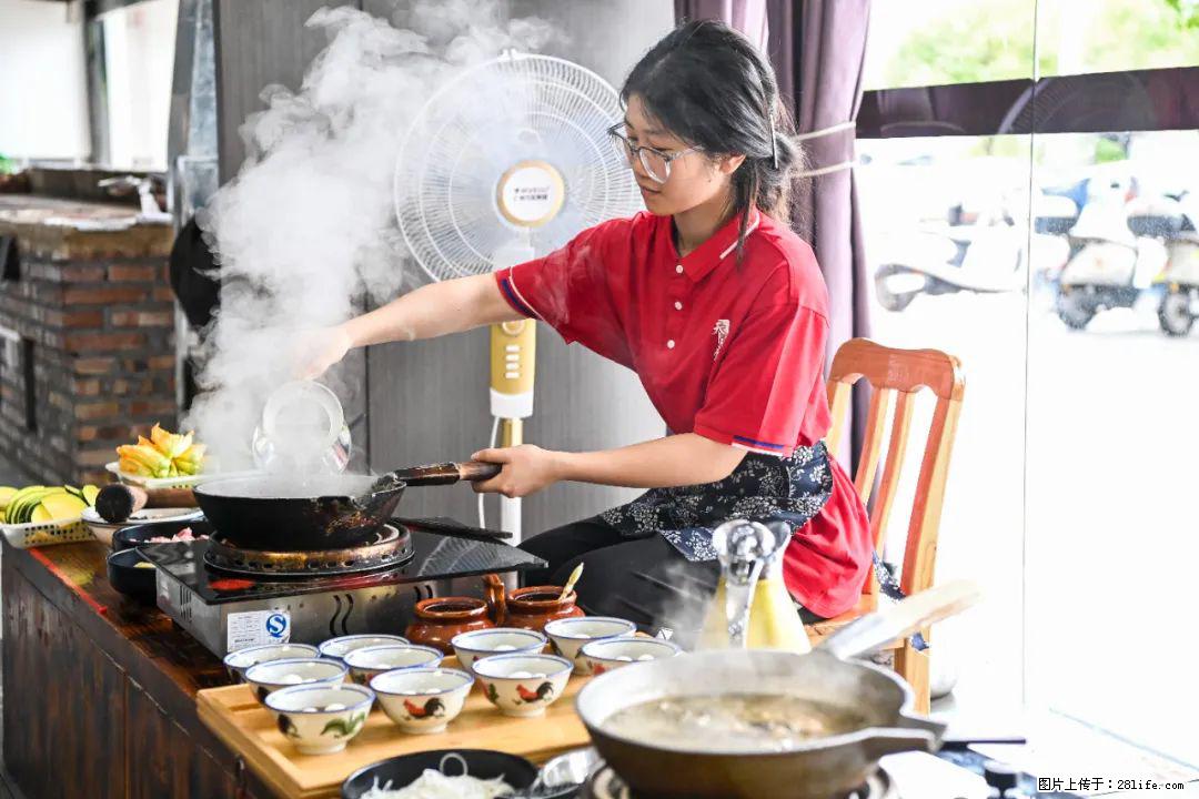 全网追的“扁担女孩”,找了一份暑假工,时薪12元 - 萍乡生活资讯 - 萍乡28生活网 px.28life.com